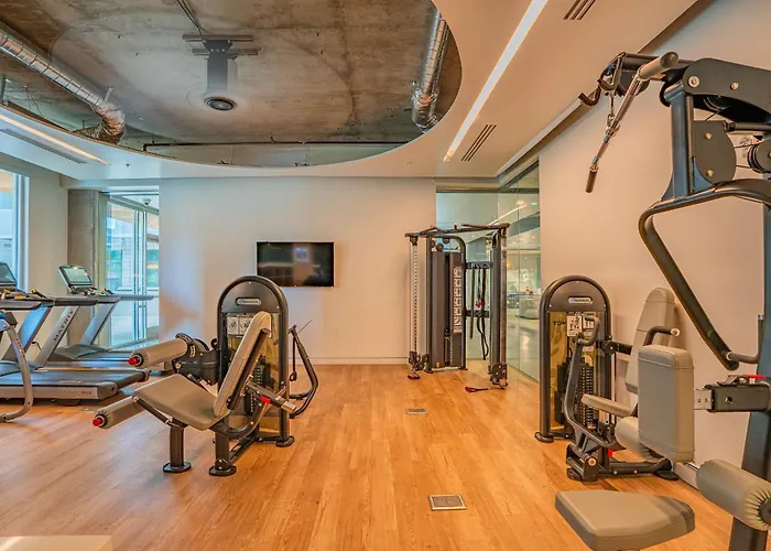 Chic Downtown Gem W Scenic Balcony Park Apartment *