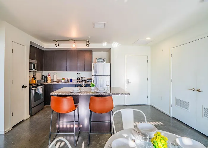 Chic Downtown Gem W Scenic Balcony Park Apartment *