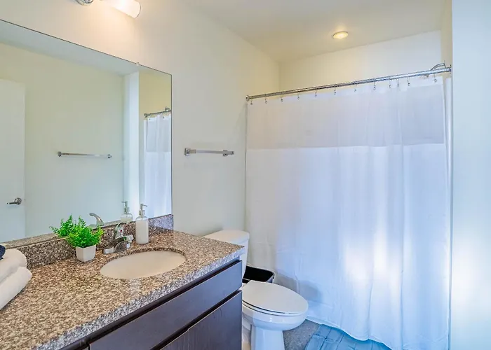 Chic Downtown Gem W Scenic Balcony Park Apartment *