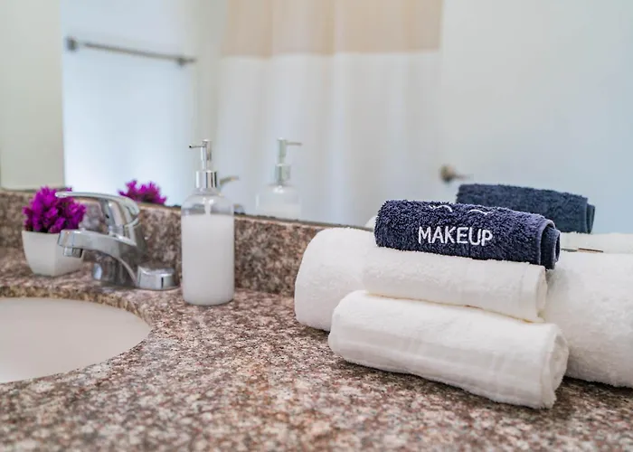 Chic Downtown Gem W Scenic Balcony Park Apartment *