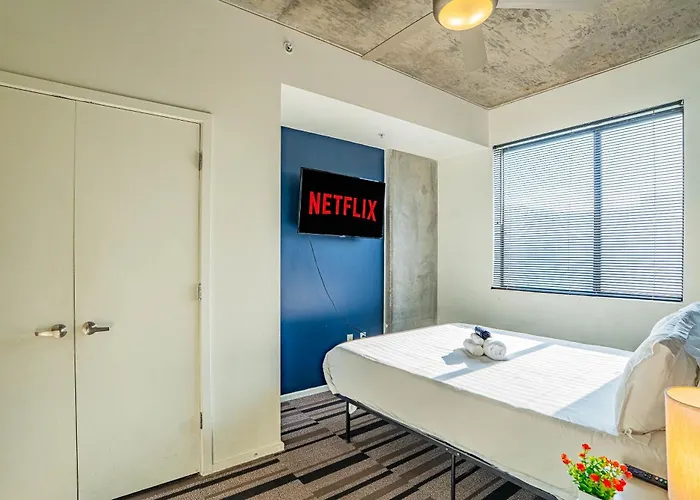 Chic Downtown Gem W Scenic Balcony Park Apartment *