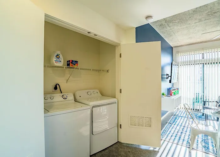 Chic Downtown Gem W Scenic Balcony Park Apartment *